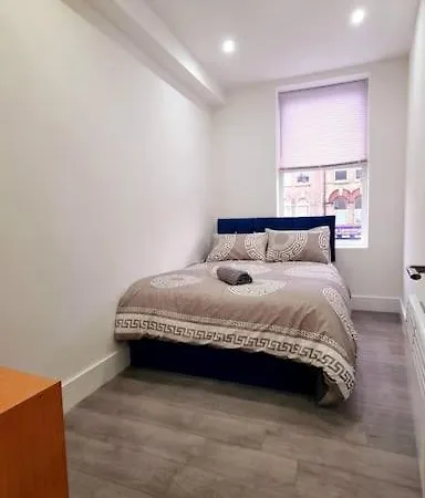2 Bed Cosy Flat Close To Bus & Tube Station Londen Buitenkant foto