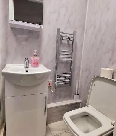 2 Bed Cosy Flat Close To Bus & Tube Station Londen Buitenkant foto