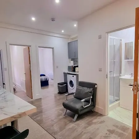 2 Bed Cosy Flat Close To Bus & Tube Station Londen Buitenkant foto