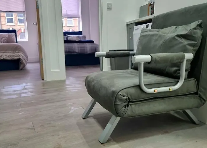2 Bed Cosy Flat Close To Bus & Tube Station