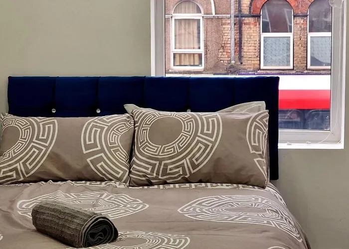 2 Bed Cosy Flat Close To Bus & Tube Station
