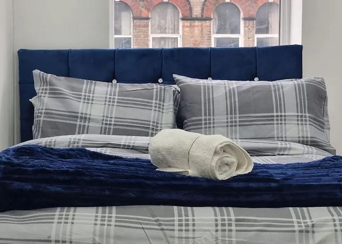 2 Bed Cosy Flat Close To Bus & Tube Station