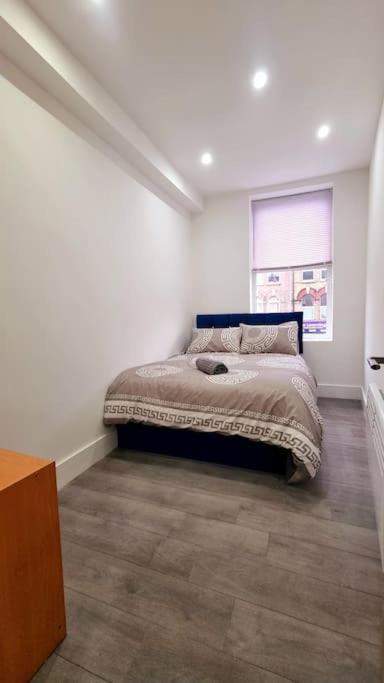 2 Bed Cosy Flat Close To Bus & Tube Station * London