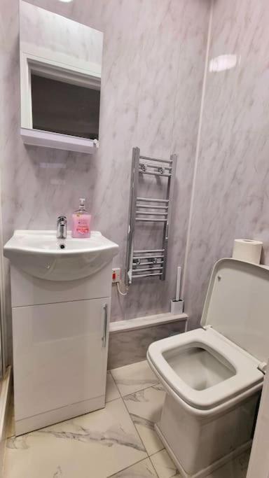 Apartment 2 Bed Cosy Flat Close To Bus & Tube Station *