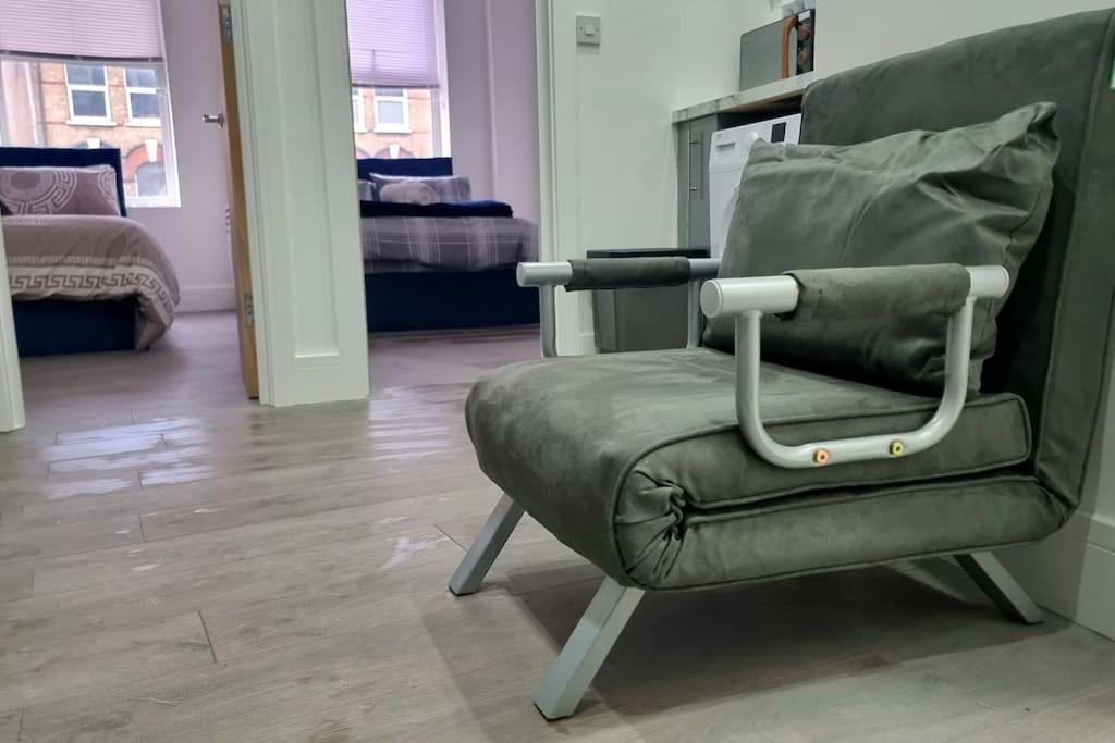 2 Bed Cosy Flat Close To Bus & Tube Station London