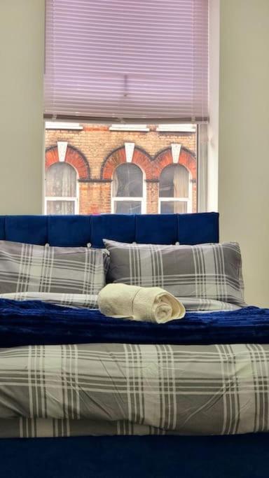 2 Bed Cosy Flat Close To Bus & Tube Station Apartment