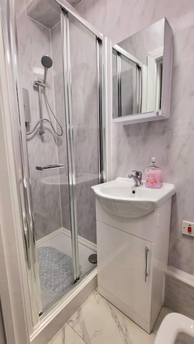 Apartment 2 Bed Cosy Flat Close To Bus & Tube Station