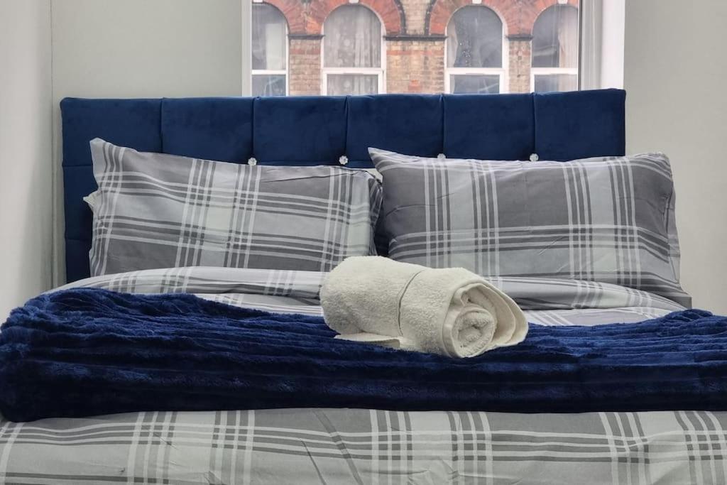 2 Bed Cosy Flat Close To Bus & Tube Station * London